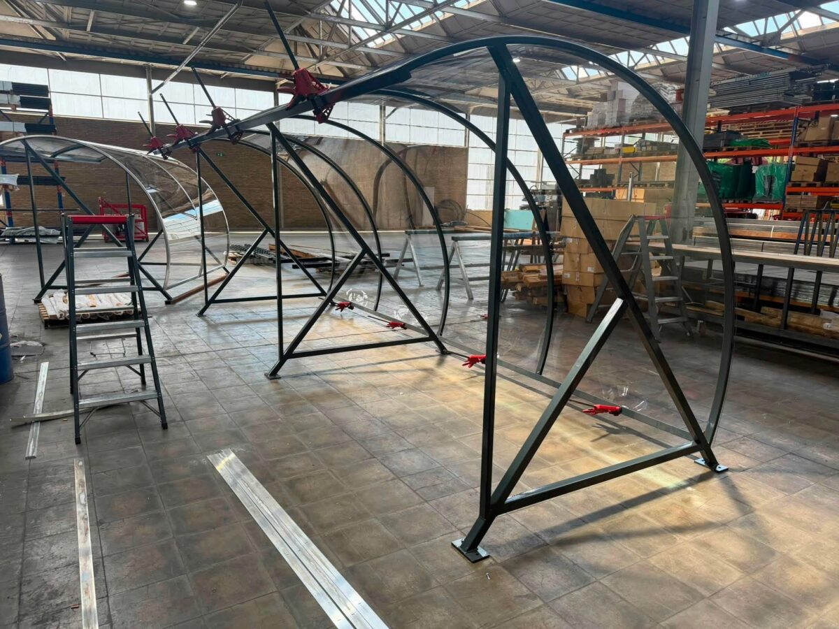 Een kijkje achter de schermen: productie van de BF1000 fietsoverkapping 2 Productie BF1000 fietsoverkapping 3 meter in fabriek Stadskanaal